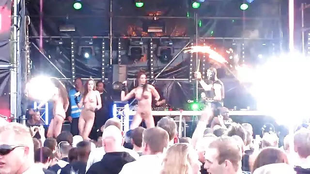 Paja rusa sexy, cepillado, striptease, pelo largo lesvianas calientes videos