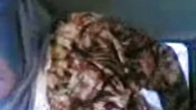 Chicas jóvenes en trío FFM casero caliente filmado por lesvianas calientes webcam.