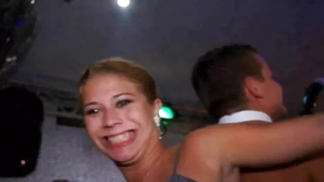 Follada en la oficina que deja a la zorra morena lesbianas calientes en español con ganas de más
