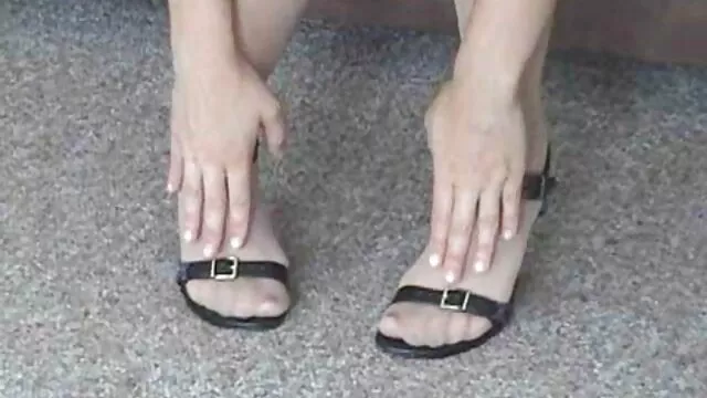 Rubia chupando pendejas calientes follando polla y siendo embestida duro.mp4