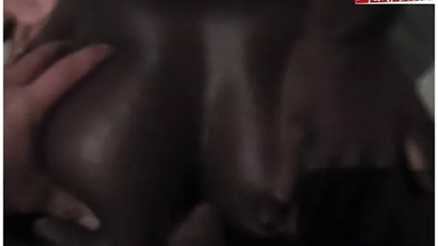 LOAN4K. Perra totalmente natural resuelve sus problemas con ... hombres calientes videos