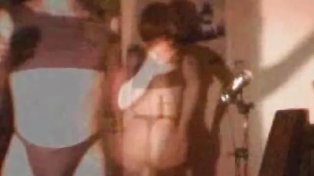 Ella es castigada y follada tetonas calientes lesbianas por el abuelo