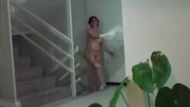 Chica caliente colegialas calientes reales se graba desnuda en el baño