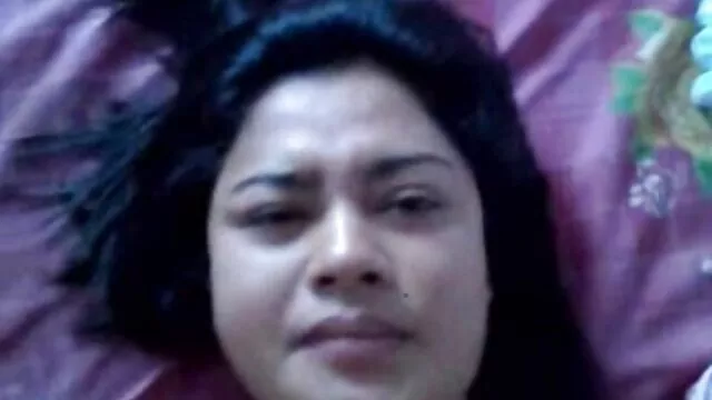 Pequeña chica flaca derrotada baile caliente xxx por un consolador