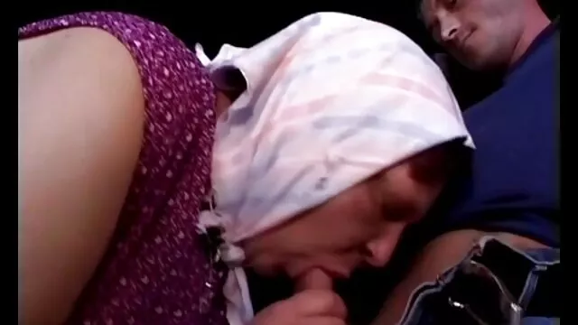 Hermosa nena tetona tatuada está tan mojada con abuelas muy calientes su máquina de follar